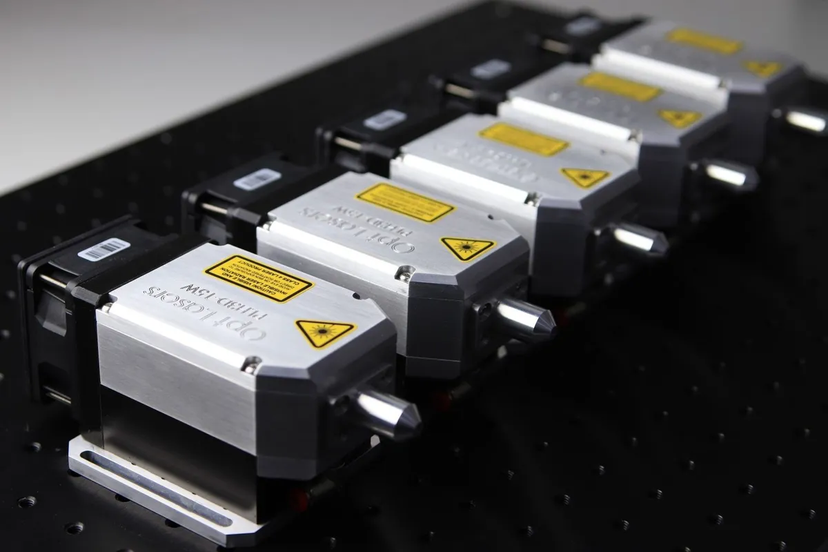 Quantum sensor array in a cryogenic lab environment