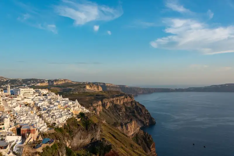Santorini: L'Isola Nata dal Fuoco, Custode di Segreti Millenari e Bellezza Ineffabile