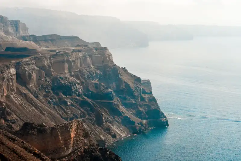 Vista spettacolare sulla caldera di Santorini al tramonto, con il mare Egeo scintillante