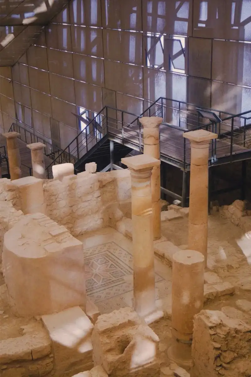 Rovine archeologiche di Akrotiri, con antiche mura e strutture conservate sotto la cenere vulcanica
