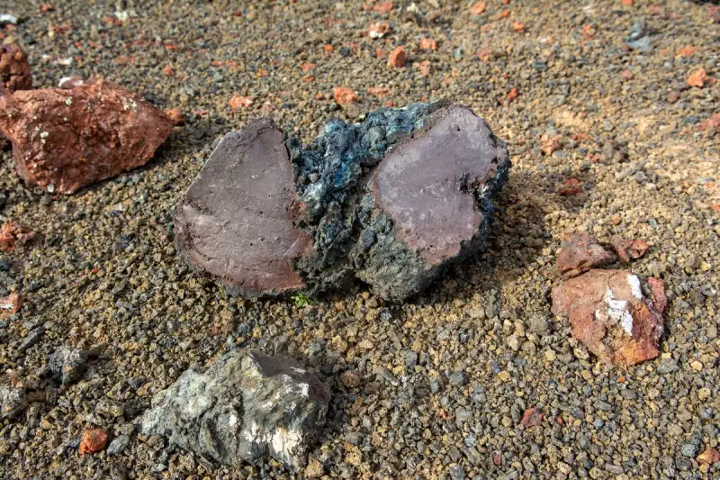 Strati geologici di cenere vulcanica e roccia, testimonianza dell'antica eruzione di Santorini