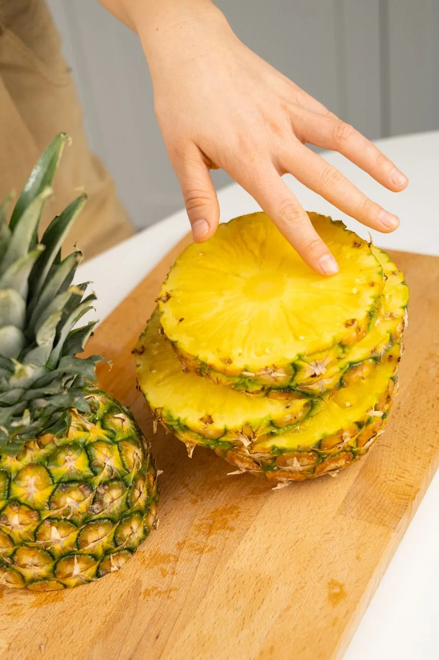 Antiguan black pineapple with lime slices