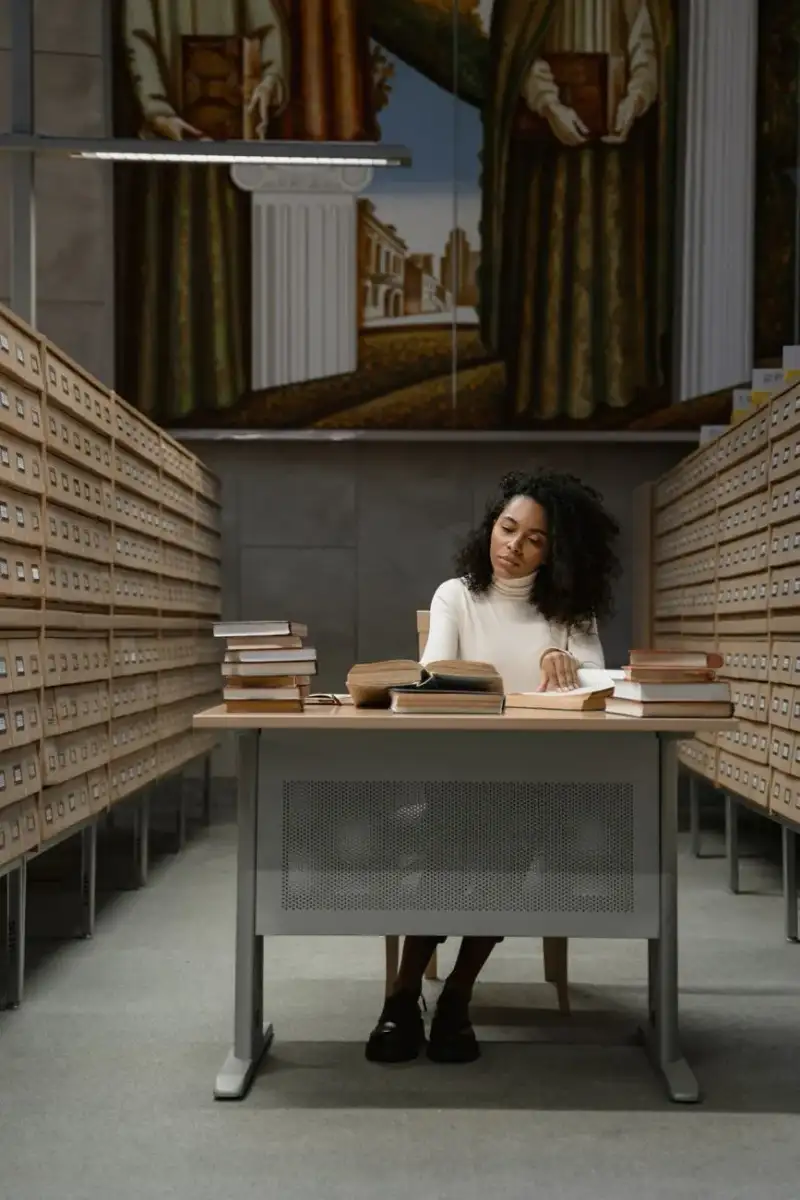 Una persona che legge in una biblioteca luminosa e accogliente