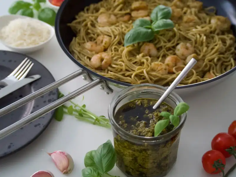 The vibrant colors of fresh pesto and zucchini