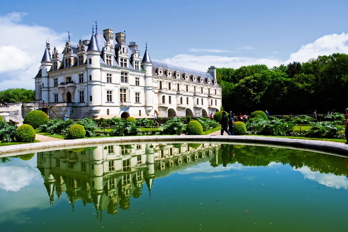 The Stone Dreams of Kings: Unveiling the Loire Valley’s Living Tapestry
