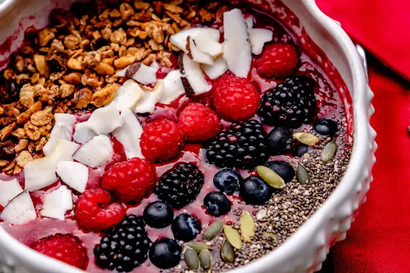 The Ultimate Antioxidant-Rich Berry Oat Smoothie Bowl with Chia Seeds