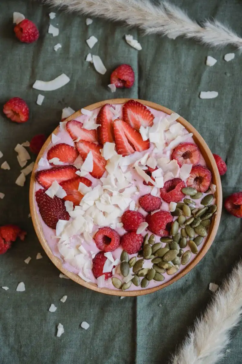 Perfect berry oat smoothie bowl with toppings