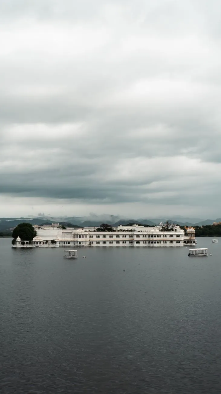 Udaipur luxury hotel on Lake Pichola