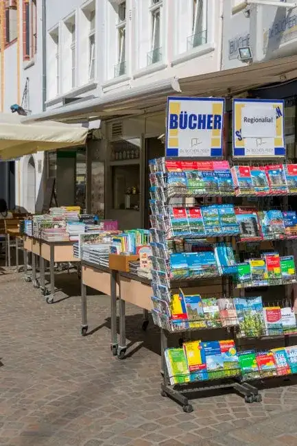 Kinder, die heimlich Bücher lesen, unter gedämpftem Licht, historisches Foto, Sowjetblock