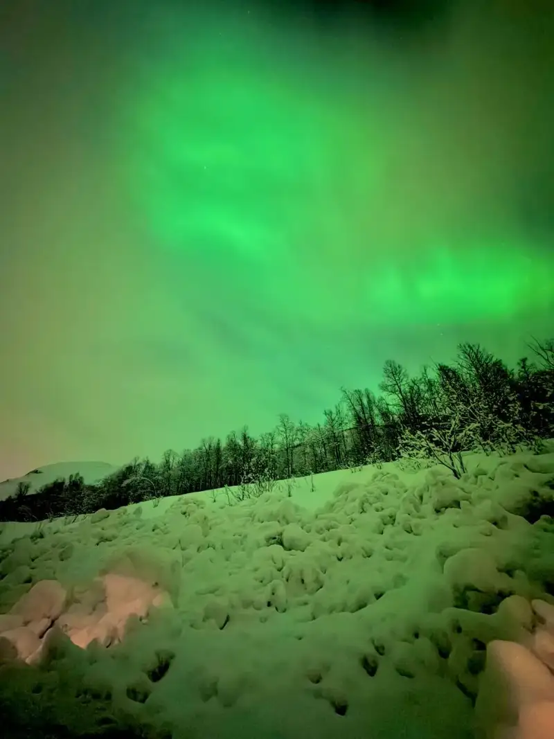 Aurora in der Ferne als grünlicher Horizontschein