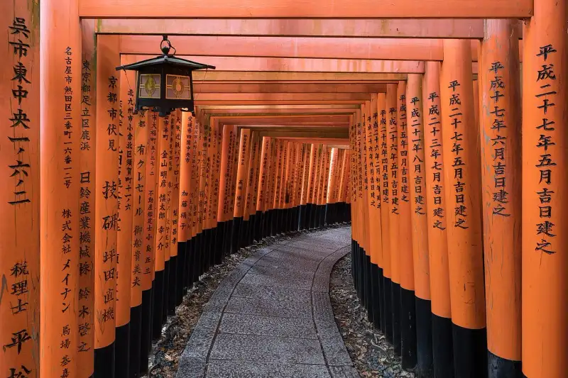 伏見稲荷大社: 千本鳥居が導く神秘の山