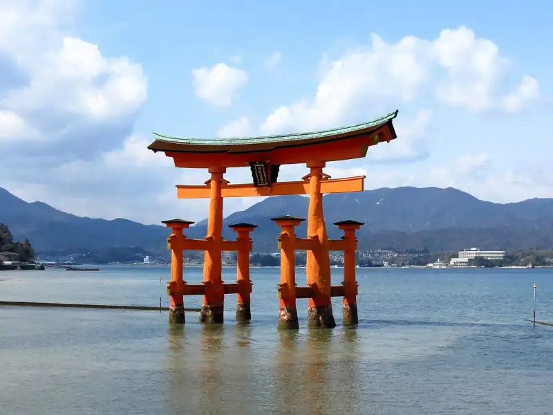厳島神社: 海に浮かぶ神々の住処