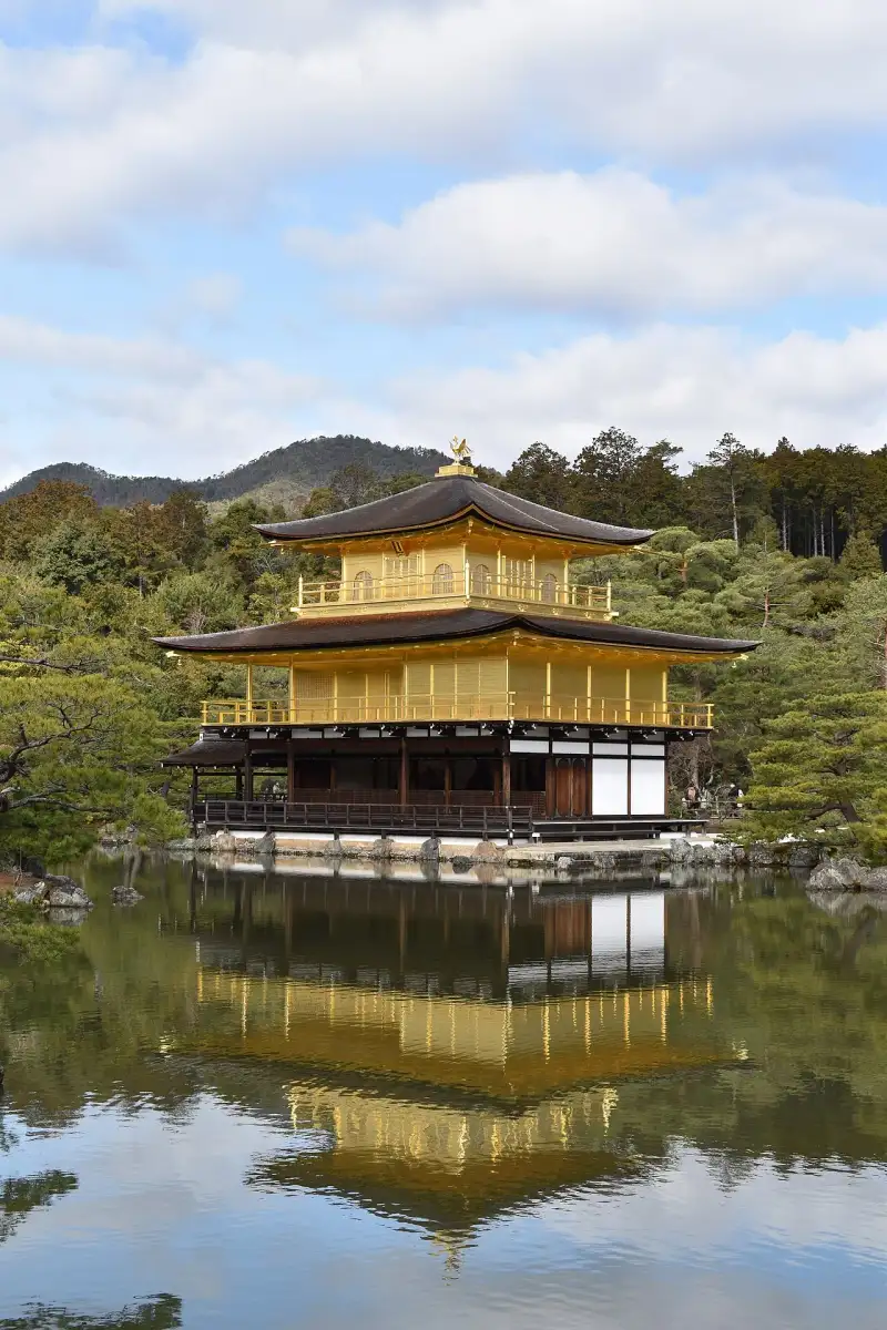 鹿苑寺 (金閣寺): 極楽浄土を映す黄金の楼閣