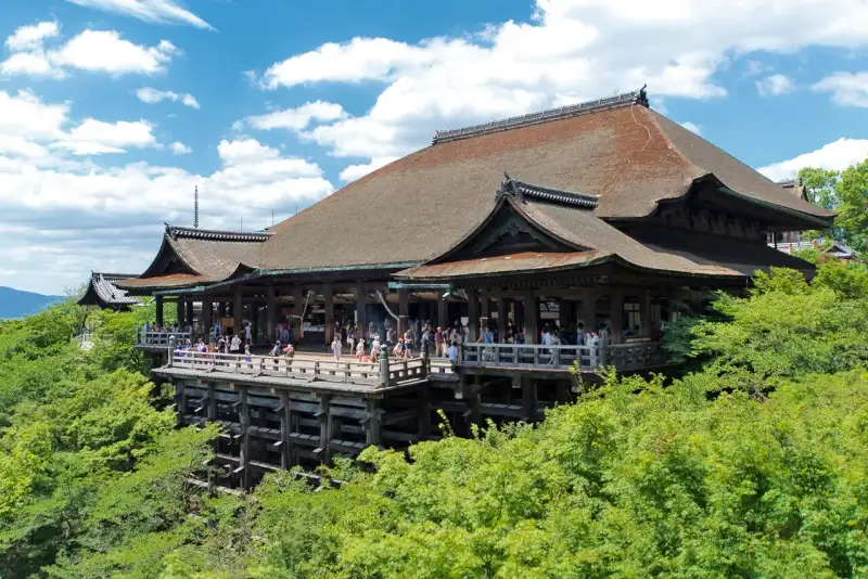 清水寺: 断崖に立つ祈りの舞台