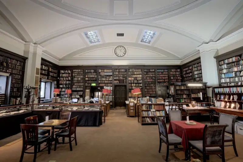 Eine alte Bibliothek mit ledernen Buchrücken